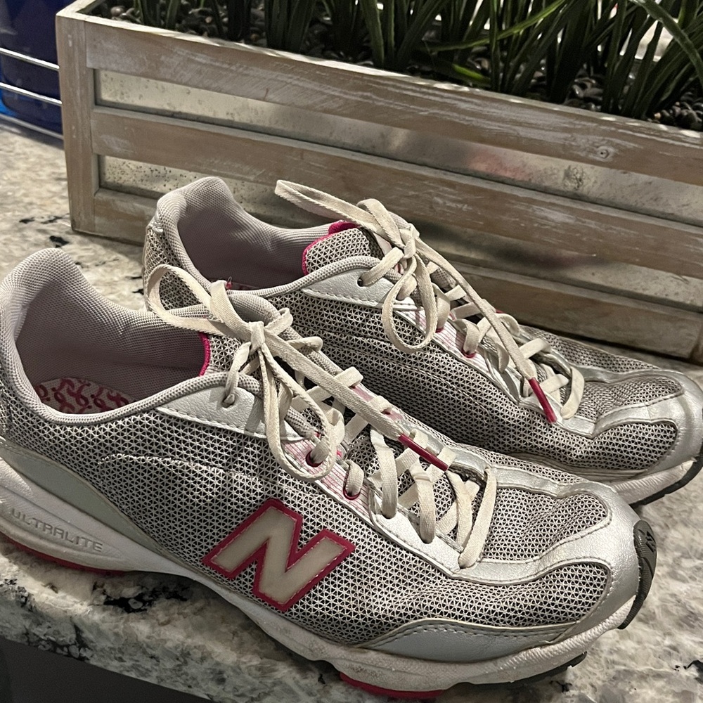 🦋🦋🦋 TENNIS SHOES WOMEN by NEW 🆕 BALANCE SIZE 9 LAST DAY
